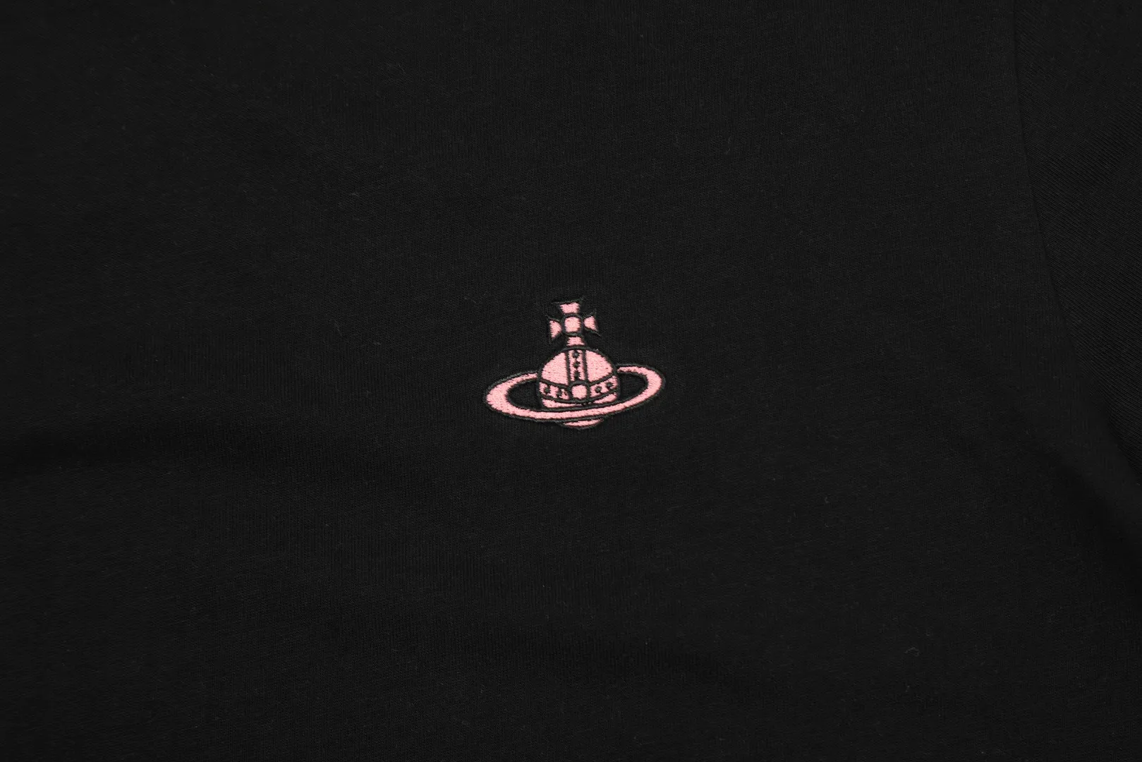 VIVI69#vivienne west wood Queen Mother Vivienne Saturn small label short sleeves Based on the classic style, white with gray Saturn, black with pink Saturn Size: XS-L Color: black white